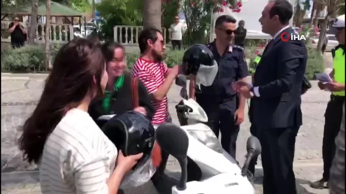 Datça'da Motosiklet Sürücülerine 'Kask' Dağıtıldı