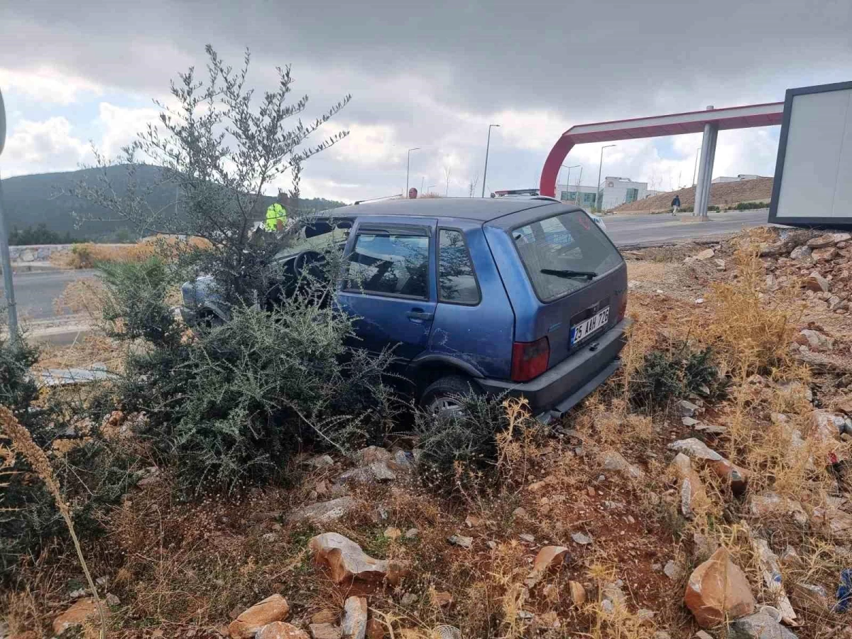 Marmaris'te otomobil kazası: Sürücü otomobilin üzerinden geçti