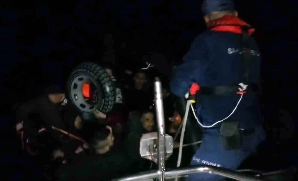 Muğla'da Yunanistan Sahil Güvenlik Unsurları Tarafından Geri İtildikten Sonra Kurtarılan 18 Düzensiz Göçmen
