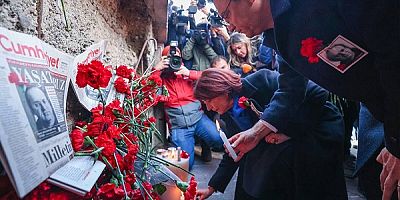 Gazeteci Uğur Mumcu, suikast sonucu öldürülmesinin 31. yılında Ankara'da evinin önünde anıldı